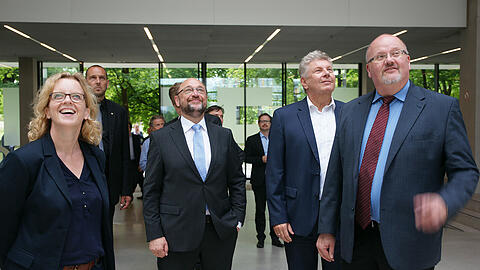 Staunen im Technologiezentrum MTZ (v. l.): SPD-Bayern-Chefin Natascha Kohnen, Kanzlerkandidat Martin Schulz, OB Dieter Reiter und MTZ-Geschäftsführer Rudolf Boneberger.