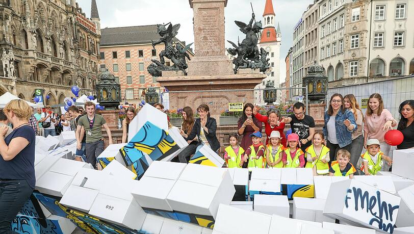...und Schüler reißen sie ein. Ein symbolisches Statement für ein Europa ohne Mauern und Grenzen.