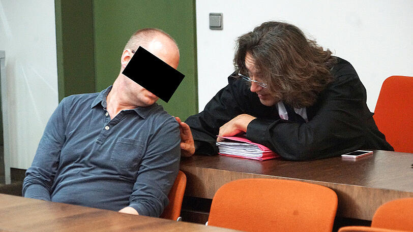 Hat seine Tochter missbraucht: der Angeklagte im Gespräch mit seinem Verteidiger.