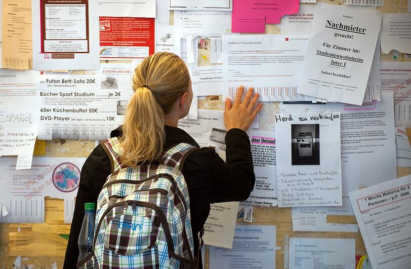 Studenten, die nicht an ihre Wunsch-Uni kommen, können ihren Studienplatz tauschen. Oft hilft ein Blick auf das Schwarze Brett in der Hochschule.