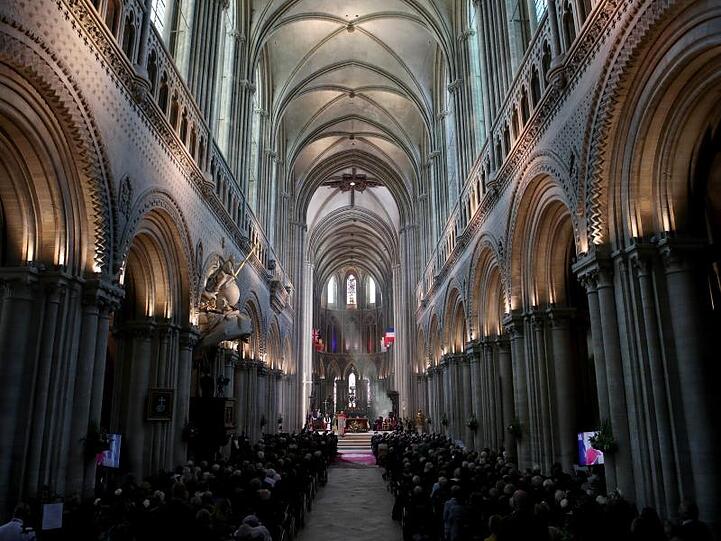 Blick in die Kathedrale von Bayeux während des Gedenkgottesdienstes zum 75. Jahrestag der alliierten Landung.