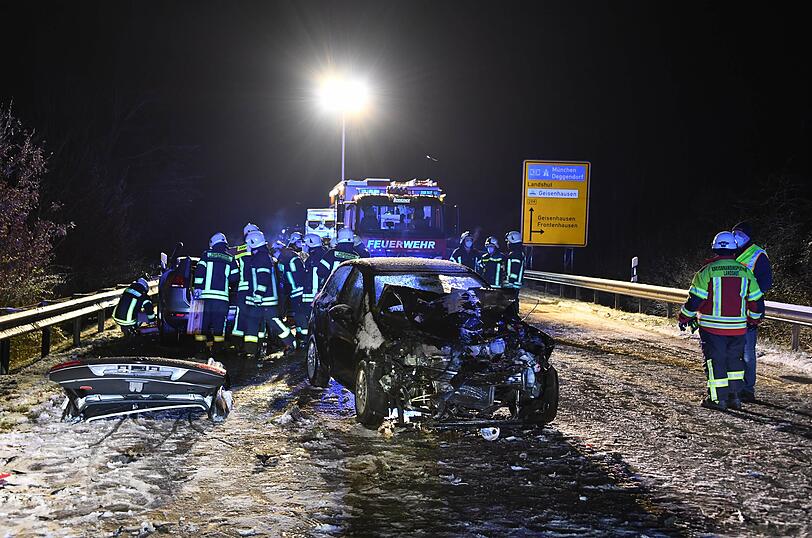Die 33-Jährige prallte mit ihrem Auto frontal in das Fahrzeug der 20-Jährigen - beide wurden schwer verletzt.