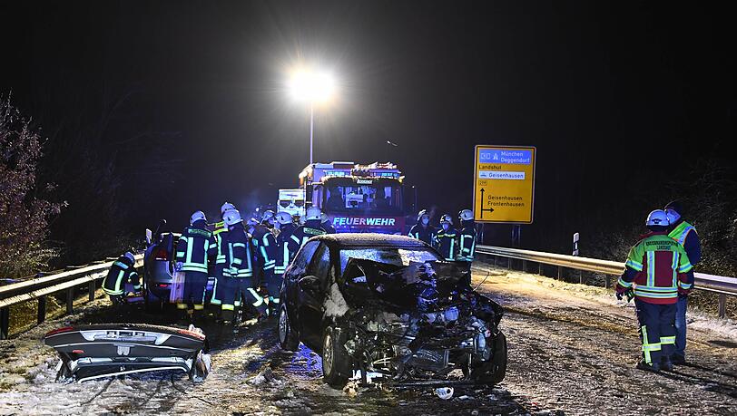 Die 33-Jährige prallte mit ihrem Auto frontal in das Fahrzeug der 20-Jährigen - beide wurden schwer verletzt. Die 33-Jährige prallte mit ihrem Auto frontal in das Fahrzeug der 20-Jährigen - beide wurden schwer verletzt.