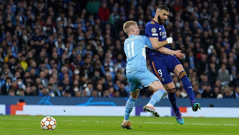 Karim Benzema (r) von Real Madrid trifft zum 2:1 für Real Madrid. Karim Benzema (r) von Real Madrid trifft zum 2:1 für Real Madrid.