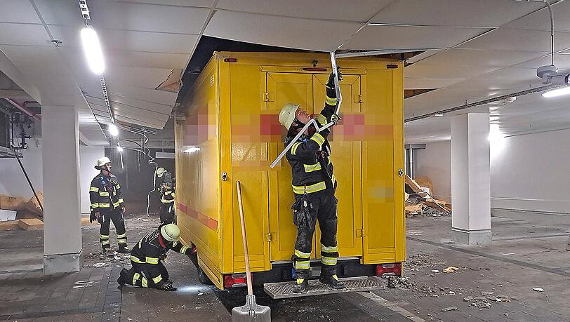 Die in der Decke verbauten Sprinklerköpfe wurden über eine längere Distanz hinweg abgerissen. Die in der Decke verbauten Sprinklerköpfe wurden über eine längere Distanz hinweg abgerissen.
