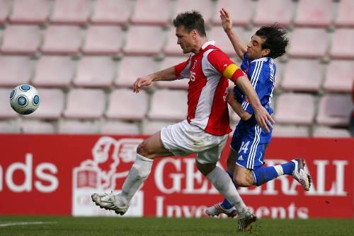 Umstritten bei den eigenen Fans: Francisco Copado (r./hier im Duell mit Regensburgs Grassow).