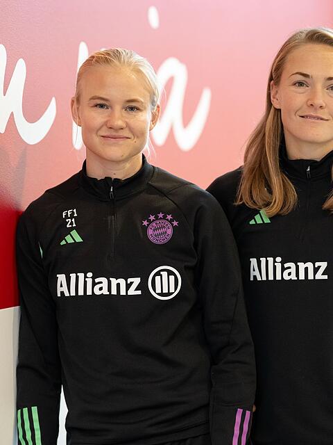 Pernille Harder (l) und Magdalena Eriksson bleiben beim FC Bayern. (Archivbild)