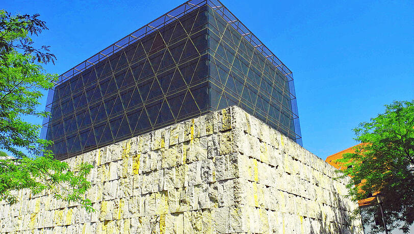 Die Synagoge Ohel Jakob steht seit 2006 auf dem St. Jakob-Platz mitten in der Münchner Altstadt. Die Synagoge Ohel Jakob steht seit 2006 auf dem St. Jakob-Platz mitten in der Münchner Altstadt.