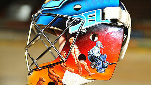 Vollmers neuer Helm: Der EHC-Torwart am Ende der Evolutionskette Vollmers neuer Helm: Der EHC-Torwart am Ende der Evolutionskette