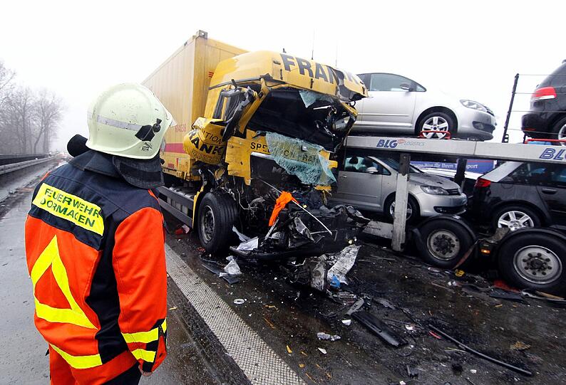 Eine Massenkarambolage mit einem Toten und mehreren Verletzten hat zur Vollsperrung der sonst vielbefahrenen Autobahn 57 zwischen Köln und Düsseldorf geführt - die Bilder.