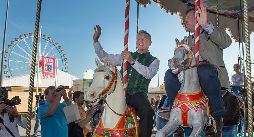 Zusammen mit OB Dieter Reiter testet Wiesn-Chef vorab schon ein Karussell auf dem Oktoberfest.