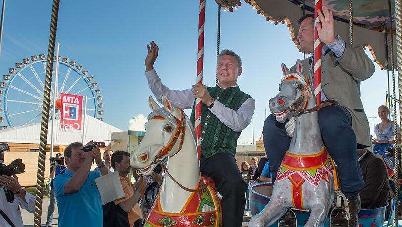 Zusammen mit OB Dieter Reiter testet Wiesn-Chef vorab schon ein Karussell auf dem Oktoberfest. Zusammen mit OB Dieter Reiter testet Wiesn-Chef vorab schon ein Karussell auf dem Oktoberfest.
