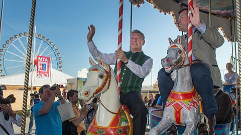 Zusammen mit OB Dieter Reiter testet Wiesn-Chef vorab schon ein Karussell auf dem Oktoberfest.
