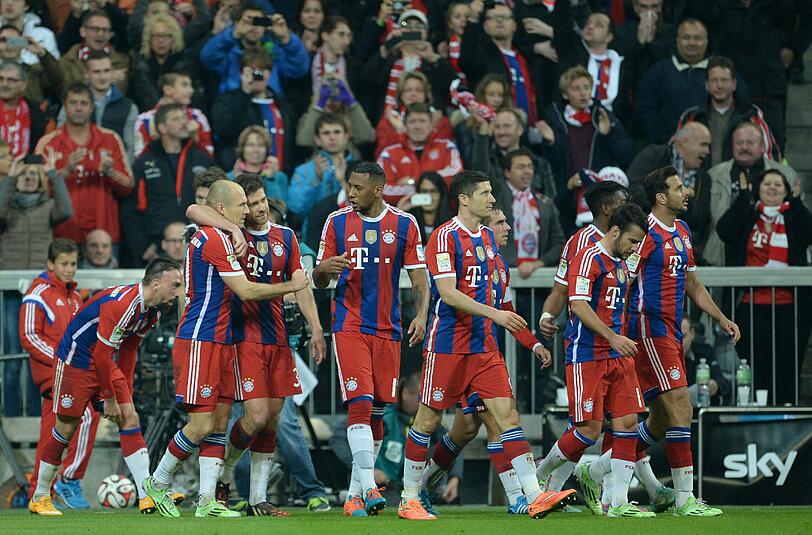 Die Spieler des FC Bayern feiern den Treffer von Arjen Robben zum 2:1.