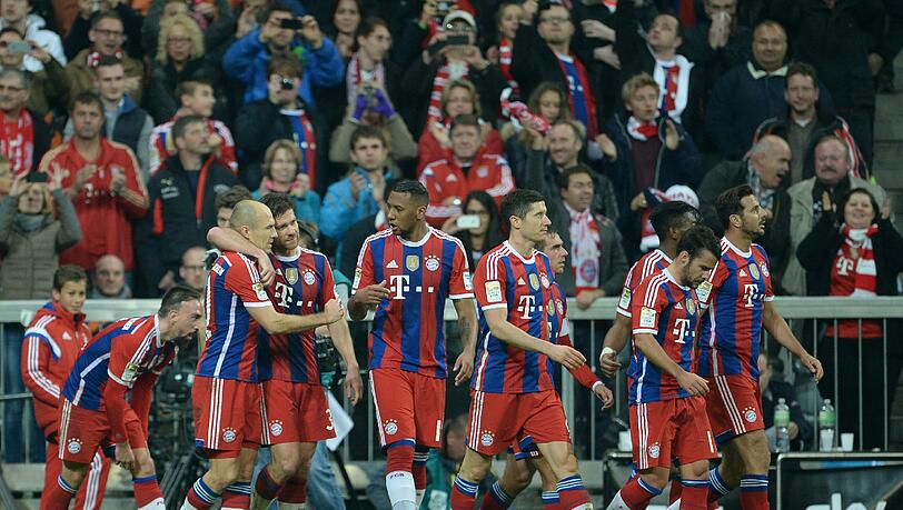 Die Spieler des FC Bayern feiern den Treffer von Arjen Robben zum 2:1. Die Spieler des FC Bayern feiern den Treffer von Arjen Robben zum 2:1.