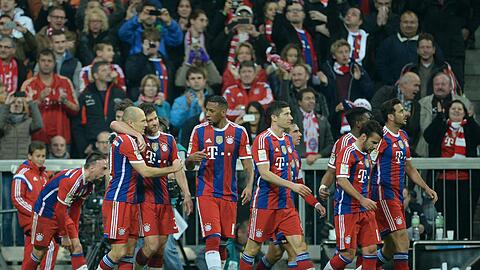 Die Spieler des FC Bayern feiern den Treffer von Arjen Robben zum 2:1.