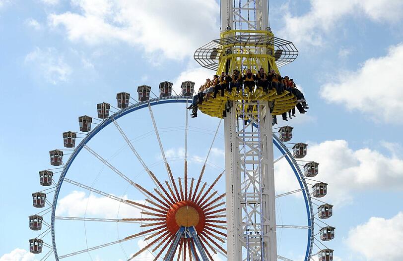 Ob mit dem Riesenrad oder im Freien Fall: Auf der Wiesn geht's hoch hinaus.