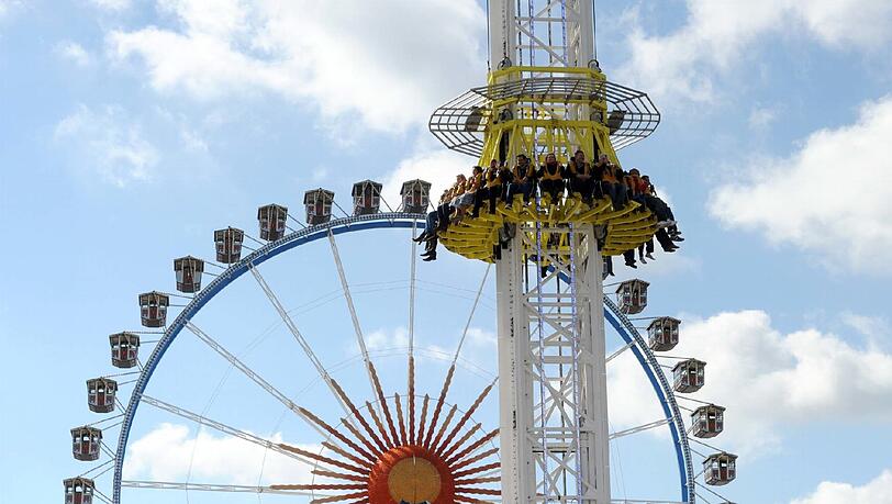Ob mit dem Riesenrad oder im Freien Fall: Auf der Wiesn geht's hoch hinaus. Ob mit dem Riesenrad oder im Freien Fall: Auf der Wiesn geht's hoch hinaus.