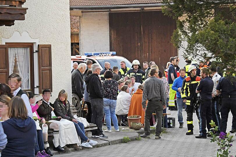 In Egmating (Lkr. Ebersberg) ist am Mittwoch ein Maibaumwagen umgestürzt - dabei wurden zahlreiche Menschen teils schwer verletzt.