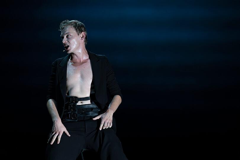 Die "Bakchen" von Ulrich Rasche und Euripides im Burgtheater.