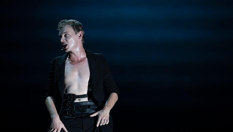 Die "Bakchen" von Ulrich Rasche und Euripides im Burgtheater. Die "Bakchen" von Ulrich Rasche und Euripides im Burgtheater.