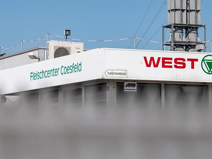 Der Fleischverarbeiter Westfleisch darf seine Produktion stufenweise wieder hochfahren.