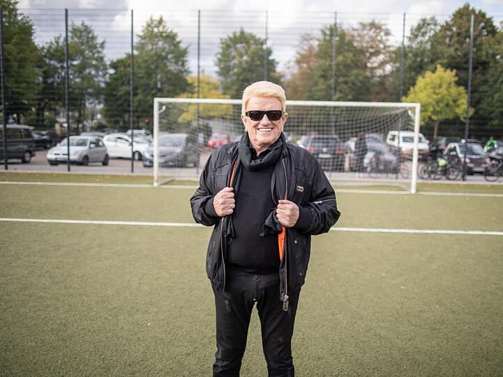 Schlagerstar Heino ist Ehrenmitglied des Fußballvereins Schwarz Weiß 06 Düsseldorf.