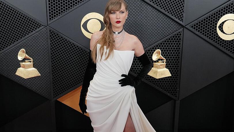 Taylor Swift bereitete schon bei der diesjährigen Grammy-Verleihung ihren neuen "Fortnight"-Look vor.