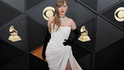 Taylor Swift bereitete schon bei der diesjährigen Grammy-Verleihung ihren neuen "Fortnight"-Look vor.