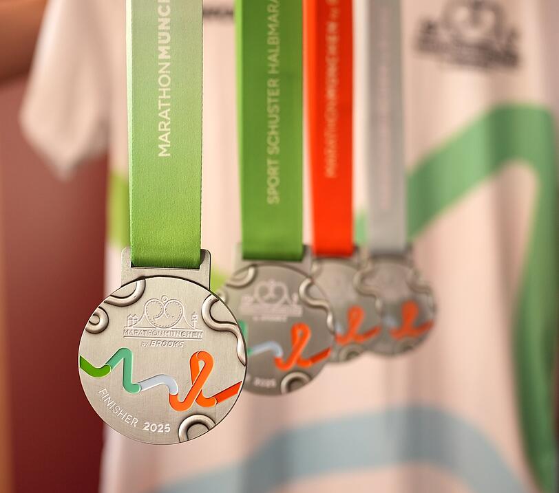 Für die Absolventen der Läufe gibt es eine Medaille. Für die Absolventen der Läufe gibt es eine Medaille.