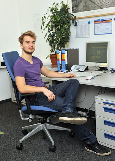 "Besser als Schule" -
Michael Öttl (19), Azubi zum Bürokaufmann im 3. Lehrjahr bei der Handwerkskammer München und Oberbayern: &bdquo;Bürokaufmann war mein Traumberuf. Ich hab&rsquo; mir die Ausbildung nach meinem Lieblingsfach in der Schule ausgesucht, Rechnungswesen. Nach meinem Quali habe ich ein Praktikum bei der Handwerkskammer gemacht und wurde übernommen. Der Empfang war sehr herzlich. Wir durchlaufen während der Ausbildung alle Abteilungen. Lernen das ganze Haus und alle Arbeitsbereiche kennen. Das ist vor allem Bürokommunikation, Rechnungswesen und Buchhaltung. Außerdem gibt es Hausschulungen zum Beispiel über die Arbeit des Personalrats oder Ergonomie. Nach der Schule war das Arbeitsleben eine Umstellung. Ich gehe aber lieber arbeiten als in die Schule. Das Praktische liegt mir mehr als das Lernen.&ldquo;