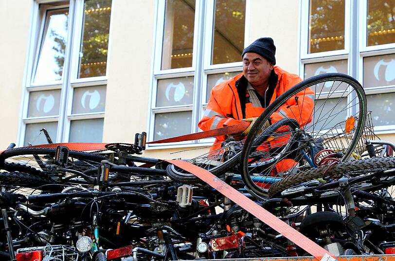 Schon 2011 hatten die Mitarbeiter der Stadt bei der Entsorgung der Schrott-Radl im Stadtgebiet jede Menge zu tun - die Bilder aus dem letzten Jahr.