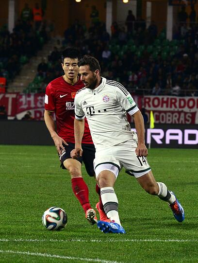 CLAUDIO PIZARRO NOTE 3
Der Weltpokal-Sieger von 2001 durfte noch eine Viertelstunde mitmachen &ndash; das Andenken: ein Pferdekuss.