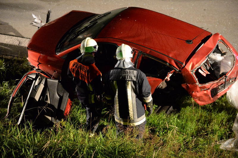 Unfall-Drama auf der A8 bei Grabenstätt: Eine französische Familie kracht mit ihrem Auto in ein Pannen-Auto. Bei dem Crash entsteht ein Trümmerfeld mit einer Länge von 300 Metern. Die Insassen kommen in die Klinik. Die Bilder...