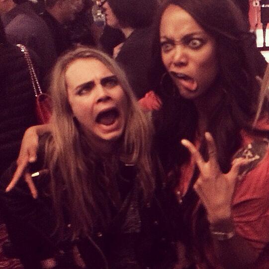 Cara Delevingne und Tyra Banks haben sichtlich Spaß beim Celine-Dion-Konzert
