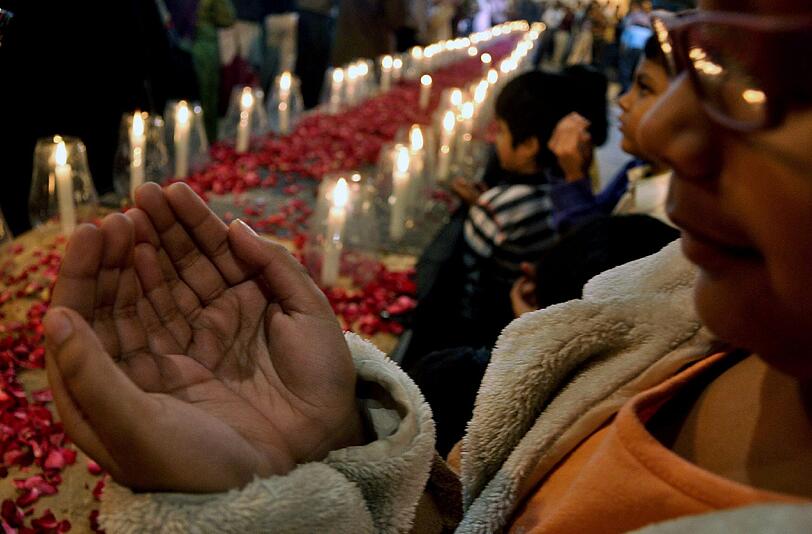 Die Menschen in Peshawar betrauern nach dem grausamen Anschlag auf eine Militärschule den Tod von 132 Schülern und neun weiteren Menschen.