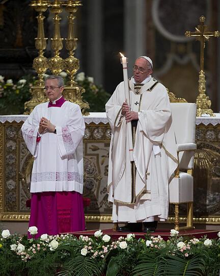 Papst Franziskus hat mit Tausenden Gläubigen und Pilgern die Osternacht im Petersdom gefeiert.
