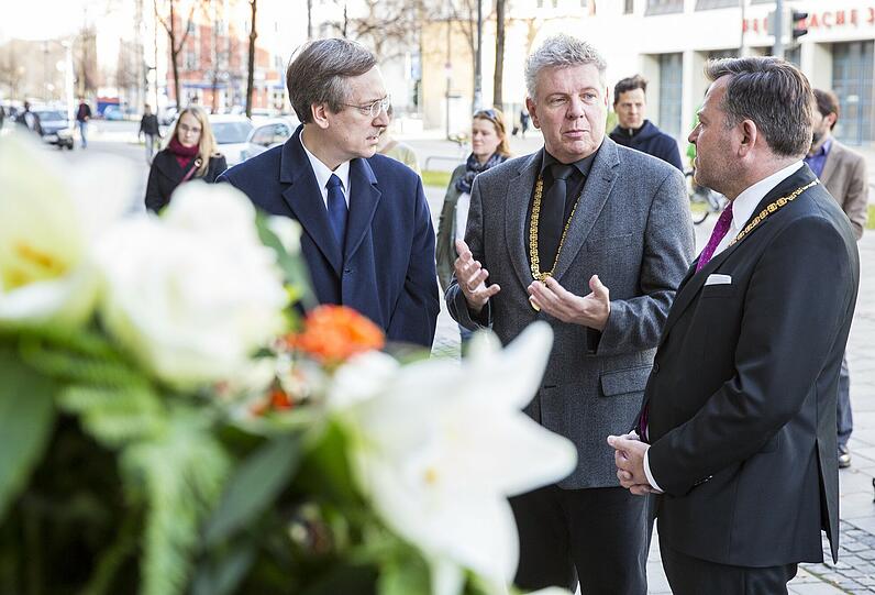 Gedenkminute vor dem Französischen Generalkonsulat in der Heimeranstraße: OB Dieter Reiter (Mitte) mit seinem Stellvertreter Josef Schmid (r.) und Konsul Jean-Claude Brunet.