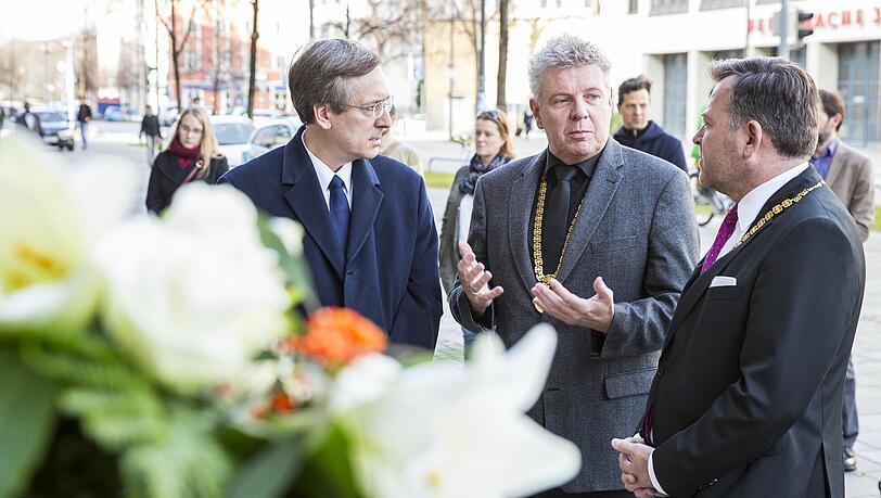 Gedenkminute vor dem Französischen Generalkonsulat in der Heimeranstraße: OB Dieter Reiter (Mitte) mit seinem Stellvertreter Josef Schmid (r.) und Konsul Jean-Claude Brunet. Gedenkminute vor dem Französischen Generalkonsulat in der Heimeranstraße: OB Dieter Reiter (Mitte) mit seinem Stellvertreter Josef Schmid (r.) und Konsul Jean-Claude Brunet.