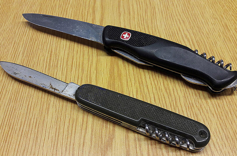Diese beiden Messer haben Bundespolizisten am Münchner Flughafen dem 56-Jährigen abgenommen. Wenn der Münchner seinen Rausch ausgeschlafen hat, darf er seine Lieblinge auch wieder abholen.