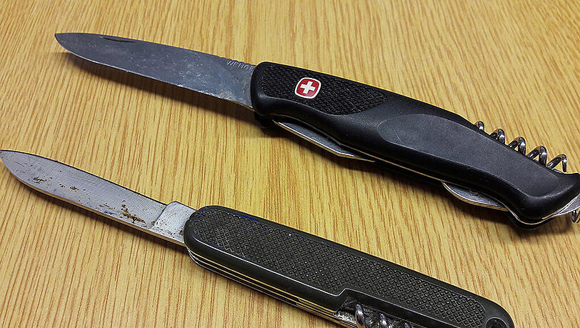 Diese beiden Messer haben Bundespolizisten am Münchner Flughafen dem 56-Jährigen abgenommen. Wenn der Münchner seinen Rausch ausgeschlafen hat, darf er seine Lieblinge auch wieder abholen. Diese beiden Messer haben Bundespolizisten am Münchner Flughafen dem 56-Jährigen abgenommen. Wenn der Münchner seinen Rausch ausgeschlafen hat, darf er seine Lieblinge auch wieder abholen.