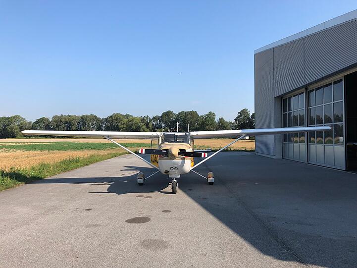 Mit dieser Cessna ging es über die Wolken.