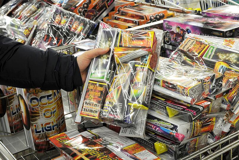 Über 135 Millionen Euro gibt man in Deutschland an Silvester für Feuerwerkskörper aus, doch nun verzichten die ersten Märkte auf einen Verkauf. Symbolfoto