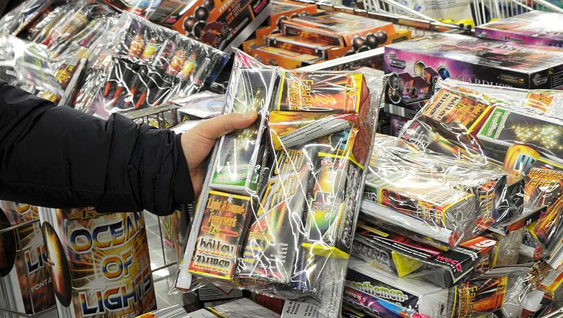 Über 135 Millionen Euro gibt man in Deutschland an Silvester für Feuerwerkskörper aus, doch nun verzichten die ersten Märkte auf einen Verkauf. Symbolfoto Über 135 Millionen Euro gibt man in Deutschland an Silvester für Feuerwerkskörper aus, doch nun verzichten die ersten Märkte auf einen Verkauf. Symbolfoto