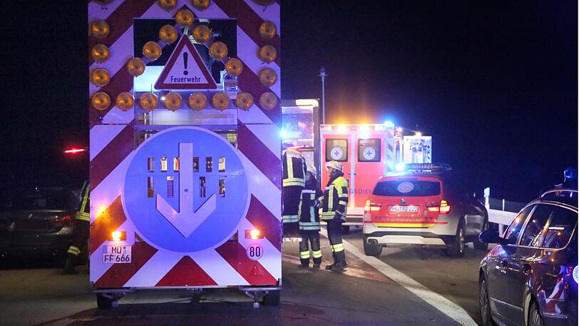Ein silberner PKW ist in einen schwarzen Unfallwagen geprallt. Beide Fahrer kamen verletzt ins Krankenhaus.