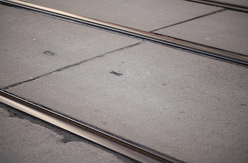 Auf den regennassen Schienen der Tram verlor der 19-Jährige die Kontrolle über sein Auto. (Symbolbild)
