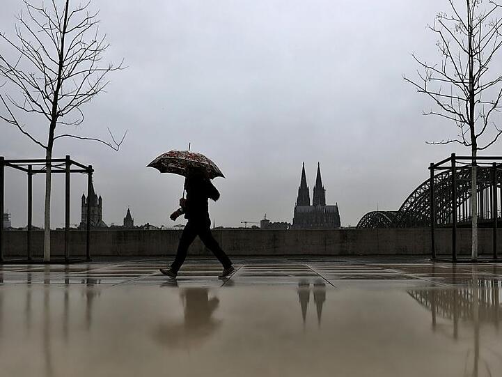 Ungemütliches Novemberwetter am Rheinufer in Köln.