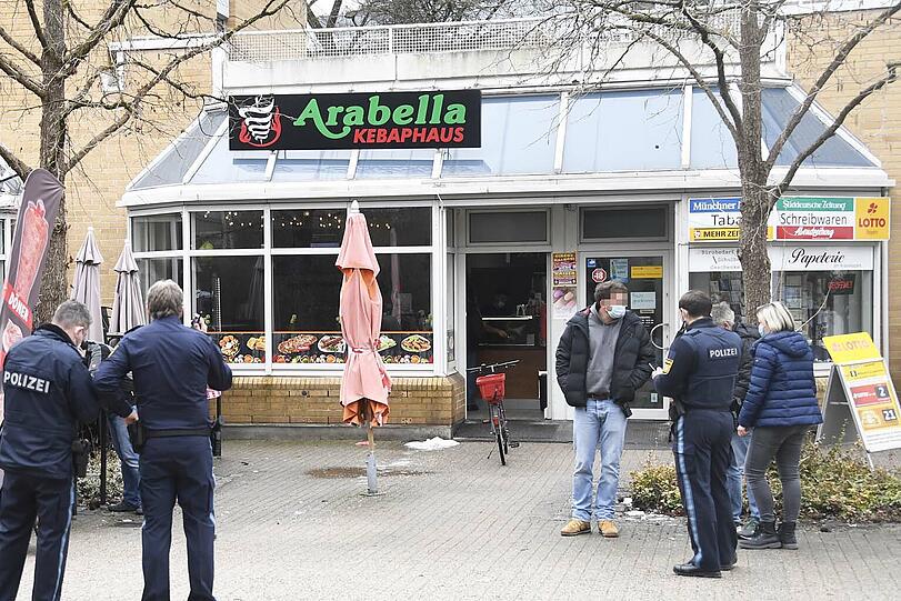 Der bis dato unbekannte Täter flüchtete aus dem Laden, die sofort eingeleitete Fahndung - unter anderem auch mit einem Hubschrauber - blieb ohne Erfolg.
