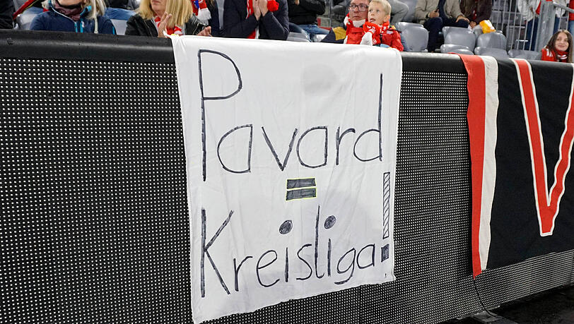 Dieses Plakat hingen Zuschauer beim Champions-League-Spiel gegen Dynamo Kiew auf. Dieses Plakat hingen Zuschauer beim Champions-League-Spiel gegen Dynamo Kiew auf.