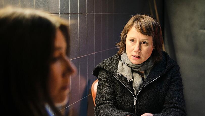 "Tatort: Saras Geständnis": Franziska Tobler (Eva Löbau) befragt Sara Manzer (Johanna Wokalek).